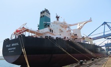  Valemax atracado no Porto de Kashima