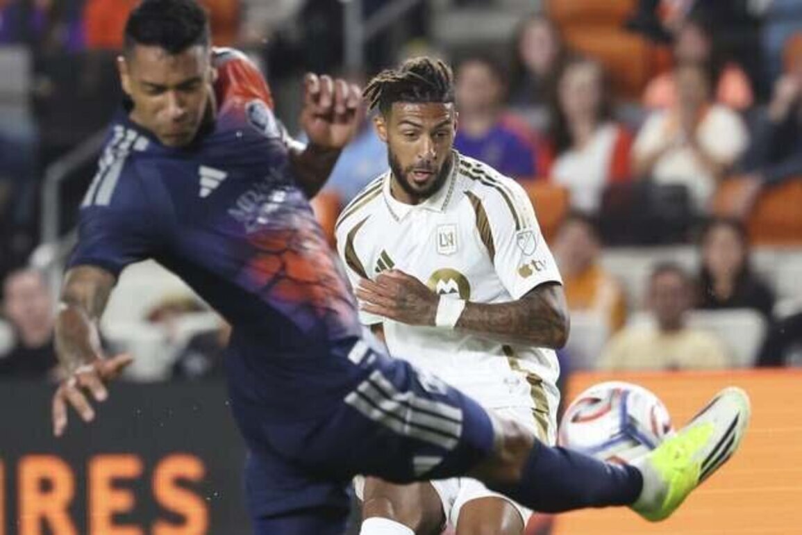 LAFC capitalize on red cards, blank Dynamo 2-0