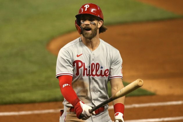 Phillies OF Harper exits game with apparent injury