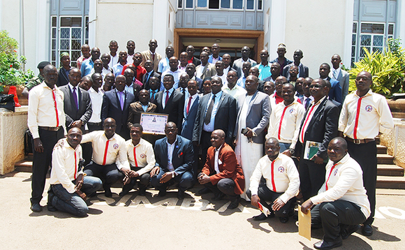 Katikkiro Mayiga ng'akwasa aboogezi b'oku mikolo satifikeeti gye baaguze Katikkiro Mayiga ng'akwasa aboogezi b'oku mikolo satifikeeti gye baaguze