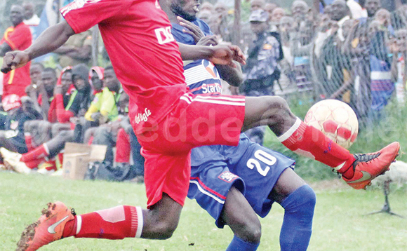 Ronnie Kisekka owa Express FC (ku kkono) ng'attunka ne Allan Kyambadde owa SC Villa mu gw'oluzannya olusooka e Masaka. Villa yawangula ggoolo 1-0. Ronnie Kisekka owa Express FC (ku kkono) ng'attunka ne Allan Kyambadde owa SC Villa mu gw'oluzannya olusooka e Masaka. Villa yawangula ggoolo 1-0.