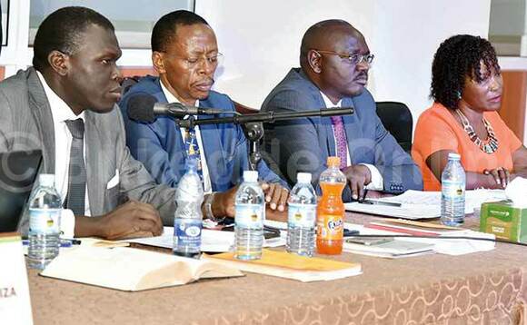 Charles Ouma (ku kkono) addiriddwa Joseph Atwine, Michael Okua ne Jennifer Musisi bwe baabadde mu kakiiko k’ettaka. Charles Ouma (ku kkono) addiriddwa Joseph Atwine, Michael Okua ne Jennifer Musisi bwe baabadde mu kakiiko k’ettaka.