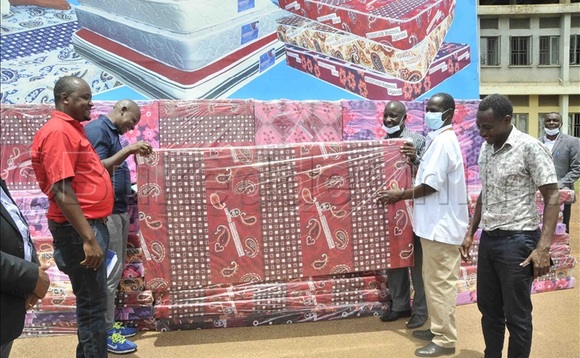 Nyanzi ne Ngirani aba Rose form nga ba Mukono emifaliso, kuliko, RDC Bamwine, CAO Nkata ne ssentebe Ssenyonga. Nyanzi ne Ngirani aba Rose form nga ba Mukono emifaliso, kuliko, RDC Bamwine, CAO Nkata ne ssentebe Ssenyonga.