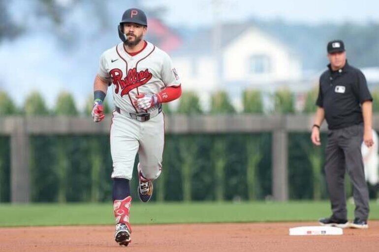 Phillies, Twins return from Iowa, set to resume playoff chases