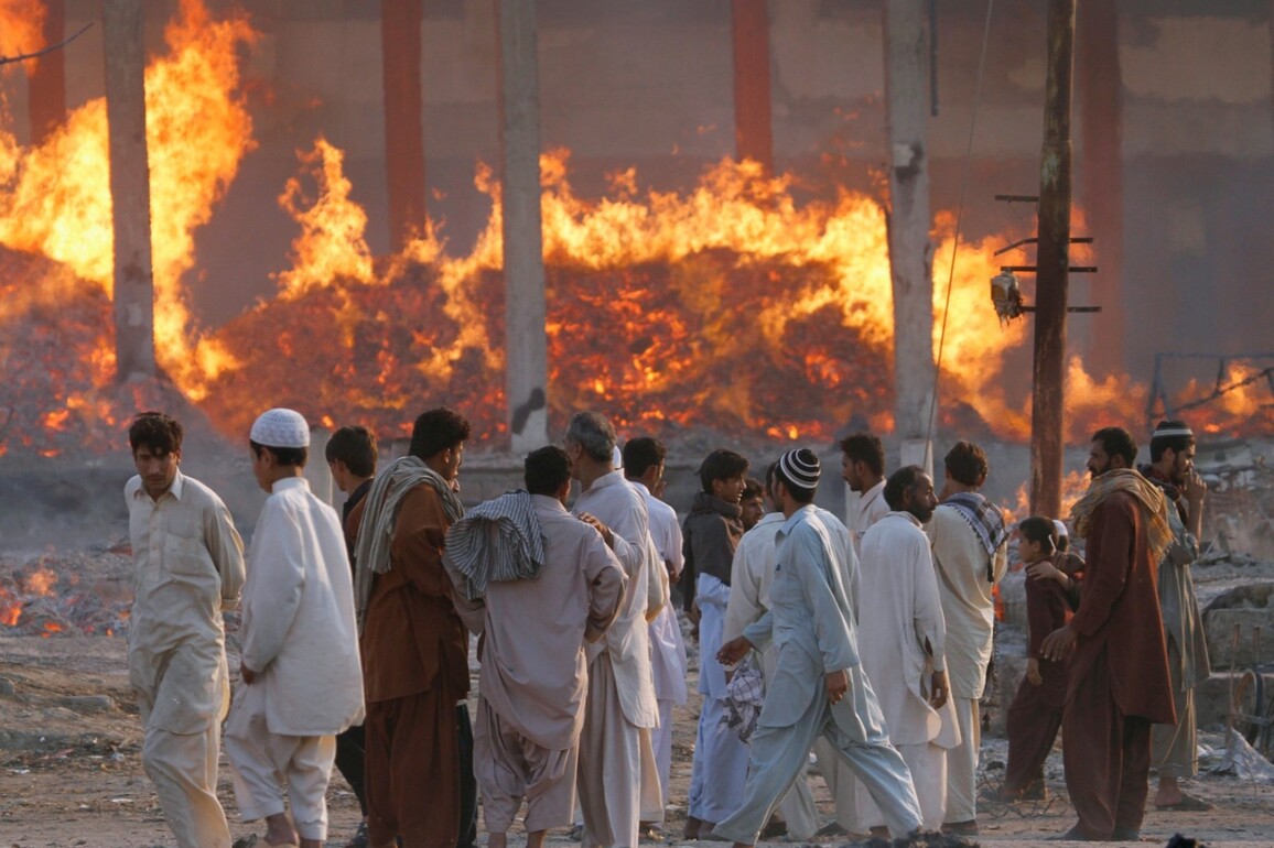 Pakistan: Over 40 shops destroyed in massive blaze at Abbottabad