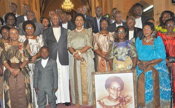 Kabaka, Nnaabagereka Sylvia Nagginda, Nnaalinnya Margaret Siwoza (ku ddyo wa Kabaka), aboolulyo Olulangira n’abalala mu Lutikko e Namirembe eggulo oluvannyuma lw’okusaba okw’okujjukira nnyina ne bakadde be abalala. Kabaka, Nnaabagereka Sylvia Nagginda, Nnaalinnya Margaret Siwoza (ku ddyo wa Kabaka), aboolulyo Olulangira n’abalala mu Lutikko e Namirembe eggulo oluvannyuma lw’okusaba okw’okujjukira nnyina ne bakadde be abalala.