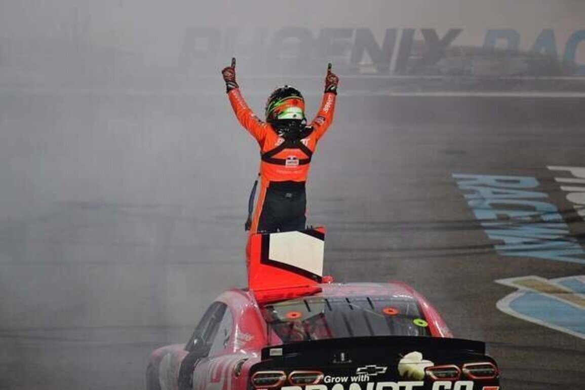 Justin Allgaier passes, holds off Jesse Love to win OAP Phoenix race