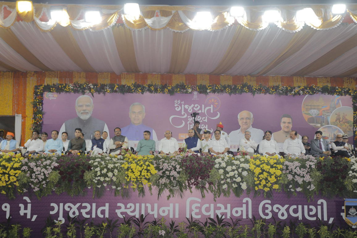 'Gujarat Gaurav Diwas' celebrated in Surat'; Governor Acharya Devvrat flags off grand parade