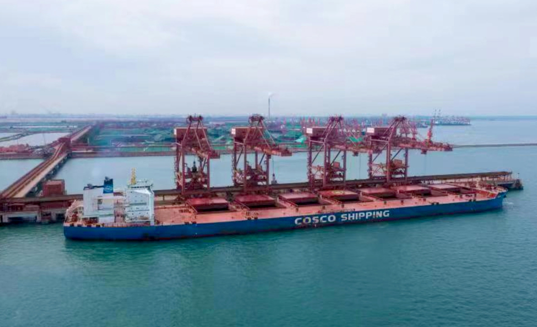 Operação de minério de ferro no porto de Qingdao, na China