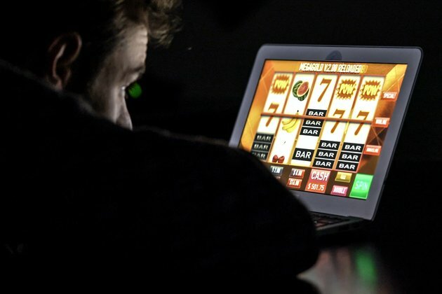 Gamblers bet more when in the dark: feedback can curb their online losses