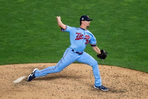 Reports: D-backs bring back RHP Tyler Clippard on one-year deal