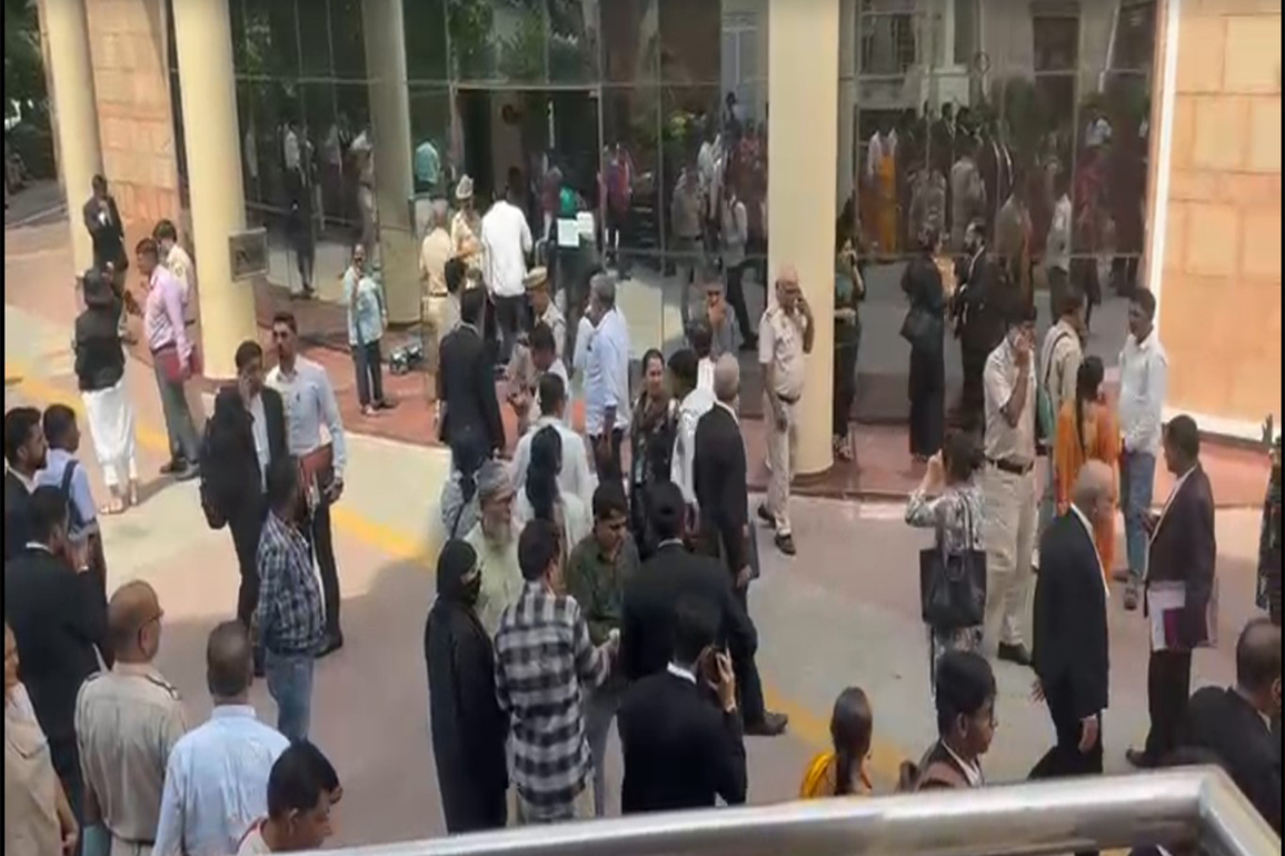 Letter warns of bomb threat, Delhi High Court proceedings disrupted: Sources