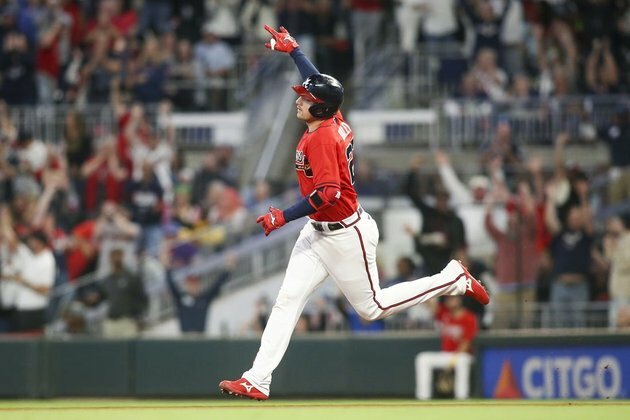 Braves leap into tie for division lead with win over Mets