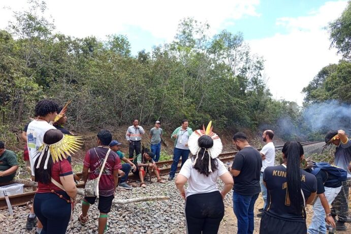 Indígenas bloqueiam trecho da EFVM