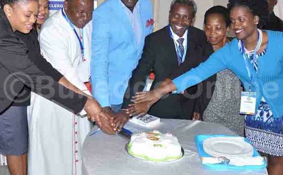 Paasita Kayanja owa Miracle Center Church ne bannaddiini abalala nga basala keeki Paasita Kayanja owa Miracle Center Church ne bannaddiini abalala nga basala keeki