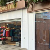 Artisans in Paris revive the old art of handpainted signs - The World from PRX