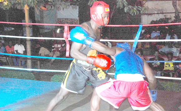 Tumusiime (mu mpale emmyuufu), nga bubeefuka ne Andrew Iga Tumusiime (mu mpale emmyuufu), nga bubeefuka ne Andrew Iga