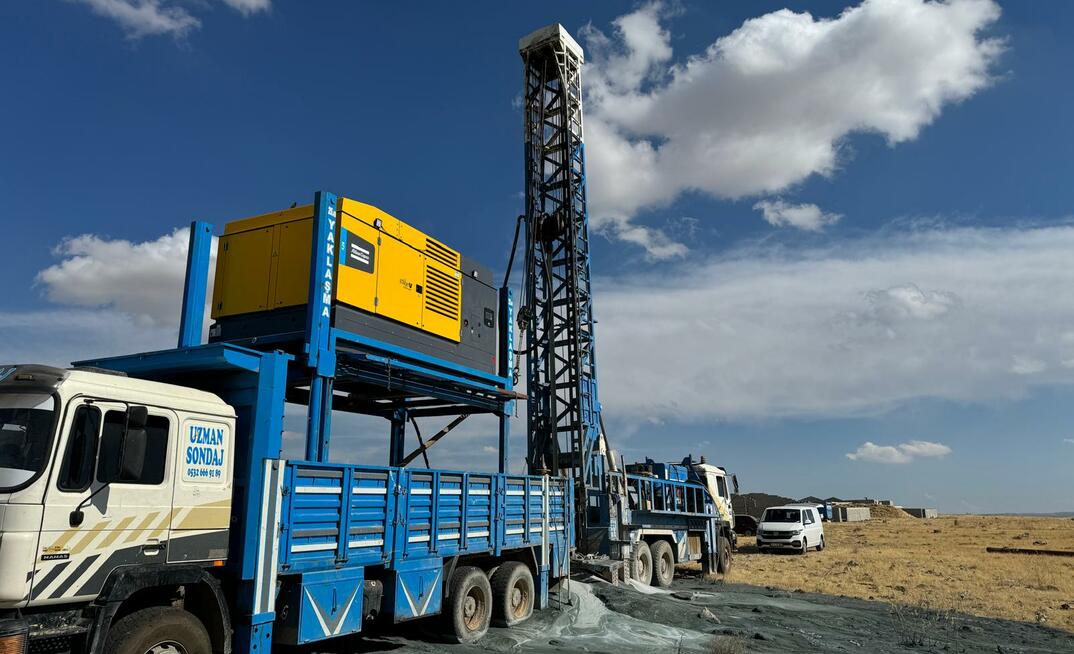 Uzman Sondaj using an Atlas Copco X28 compressor to drill for water in Karaman, Turkey