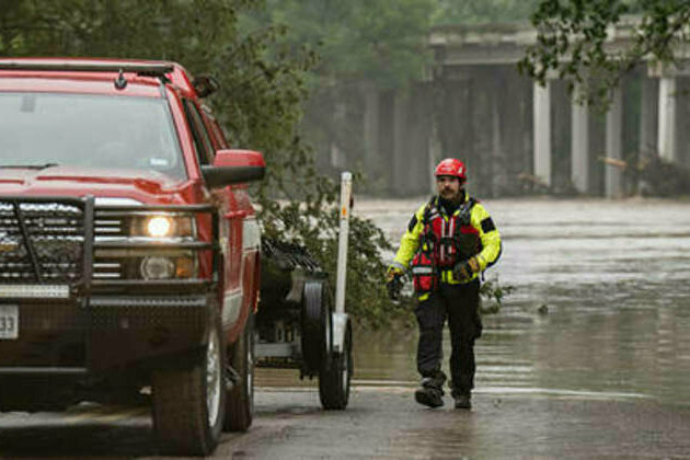 Texas floods raise death toll to 32 (VIDEOS)