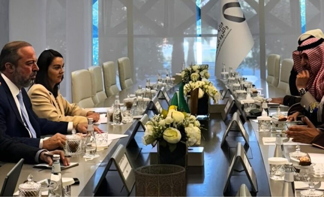 Ministros de Minas e Energia do Brasil, Alexandre Silveira, e da Arábia Saudita, Bandar Al-Khorayef, se encontram em Riad