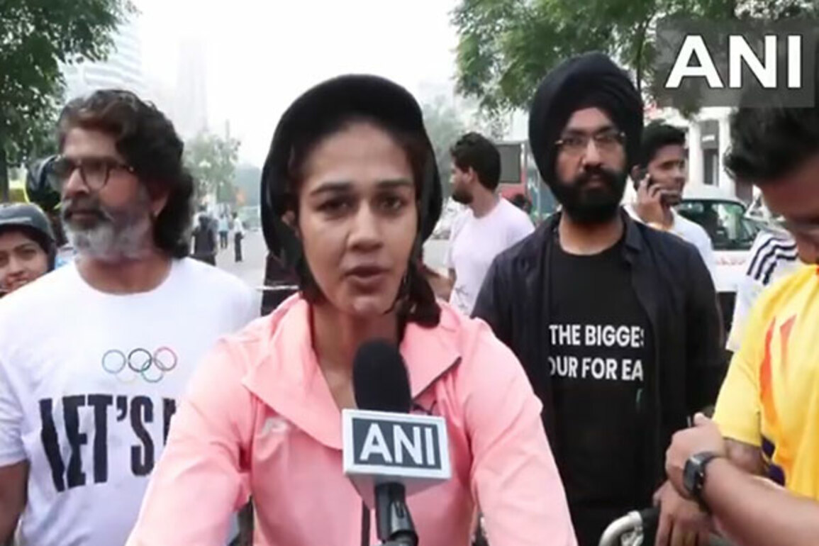 Babita Phogat cycles in Delhi's Fit India initiative, promotes healthy lifestyle