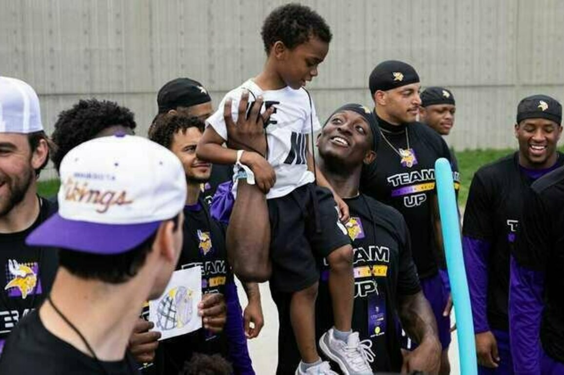 Vikings 2025 Rookies & Vets Team Up To Give Back
