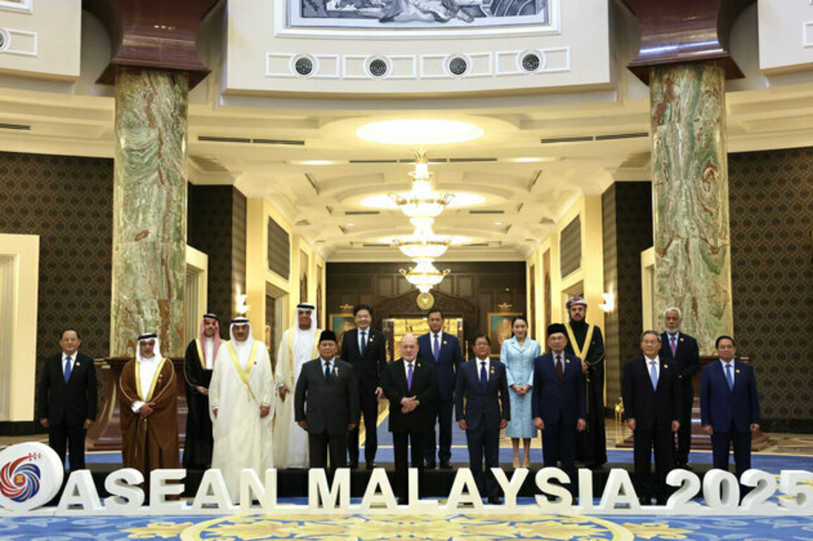 Saud bin Saqr attends luncheon hosted by Malaysian King