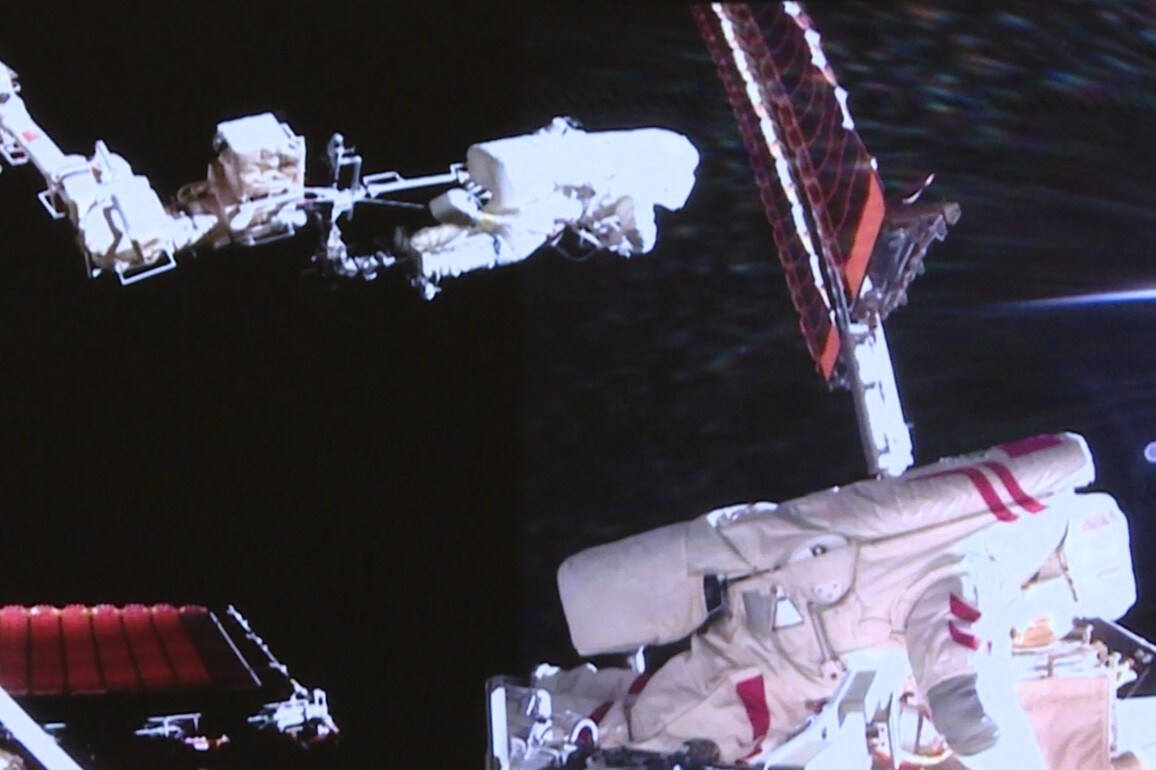 (EyesOnSci) CHINA-SHENZHOU-20-CREW-THIRD EXTRAVEHICULAR ACTIVITIES-COMPLETION (CN)
