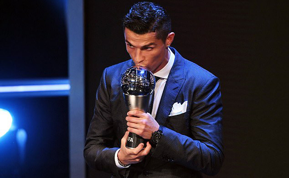 Ronaldo ng'anywegera engule gye yawangudde Ronaldo ng'anywegera engule gye yawangudde