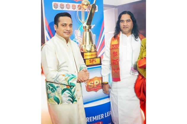 Devkinandan Thakur Ji Maharaj and Bada Business Founder Dr Vivek Bindra Unveil SPL Trophy