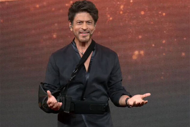 Shah Rukh Khan flaunts special arm cast at 'The Ba***ds of Bollywood' event; quips "one hand enough to pick National Award"