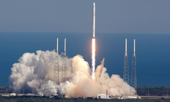 SpaceX propels cargo to space station, lands rocket SpaceX propels cargo to space station, lands rocket