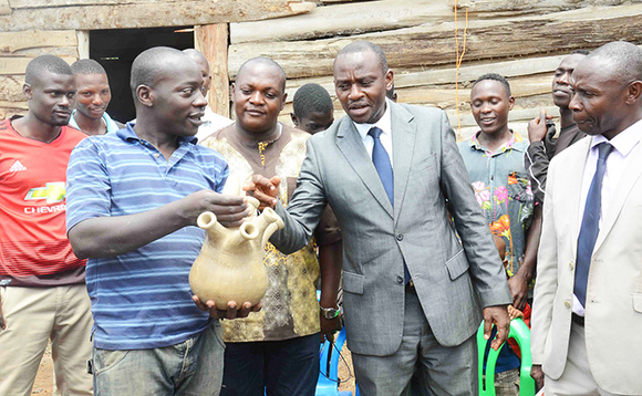 Minisita Henry Ssekabembe ( muttaayi) ng'akutte ensuwa eyabumbiddwa abavubuka b'e Kikonge mu ssaza ly'e Busujju. Wakati ye mubaka wa Busujju David Kalwanga Minisita Henry Ssekabembe ( muttaayi) ng'akutte ensuwa eyabumbiddwa abavubuka b'e Kikonge mu ssaza ly'e Busujju. Wakati ye mubaka wa Busujju David Kalwanga