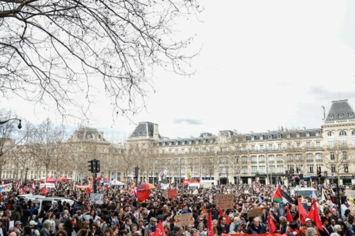 (Fotos) Pars- Masiva marcha contra el racismo termin en altercados con la polica - Cooperativa.cl