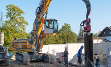  To carry out material handling and piledriving work for sheet pile walls, Austrian-based Ragginger has picked a Liebherr R 956 crawler excavator