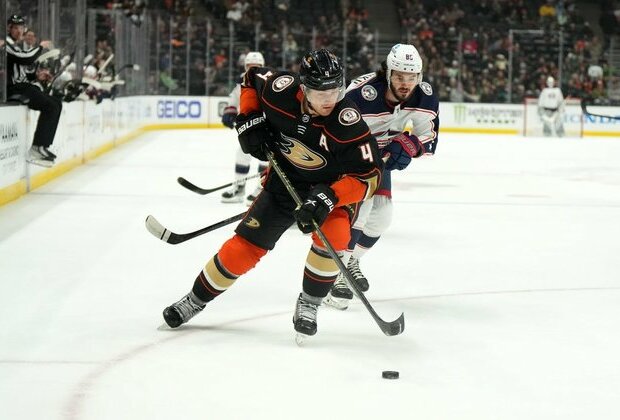 Ducks score 3 late goals to finish off Blue Jackets