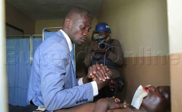 Bobi Wine ne Dan Magic mu ddwaaliro. Bobi Wine ne Dan Magic mu ddwaaliro.
