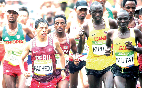 Abaddusi ba Uganda Solomon Mutai (ku ddyo) ne Jackson Kiprop (amuddiridde) nga badduka. Abaddusi ba Uganda Solomon Mutai (ku ddyo) ne Jackson Kiprop (amuddiridde) nga badduka.