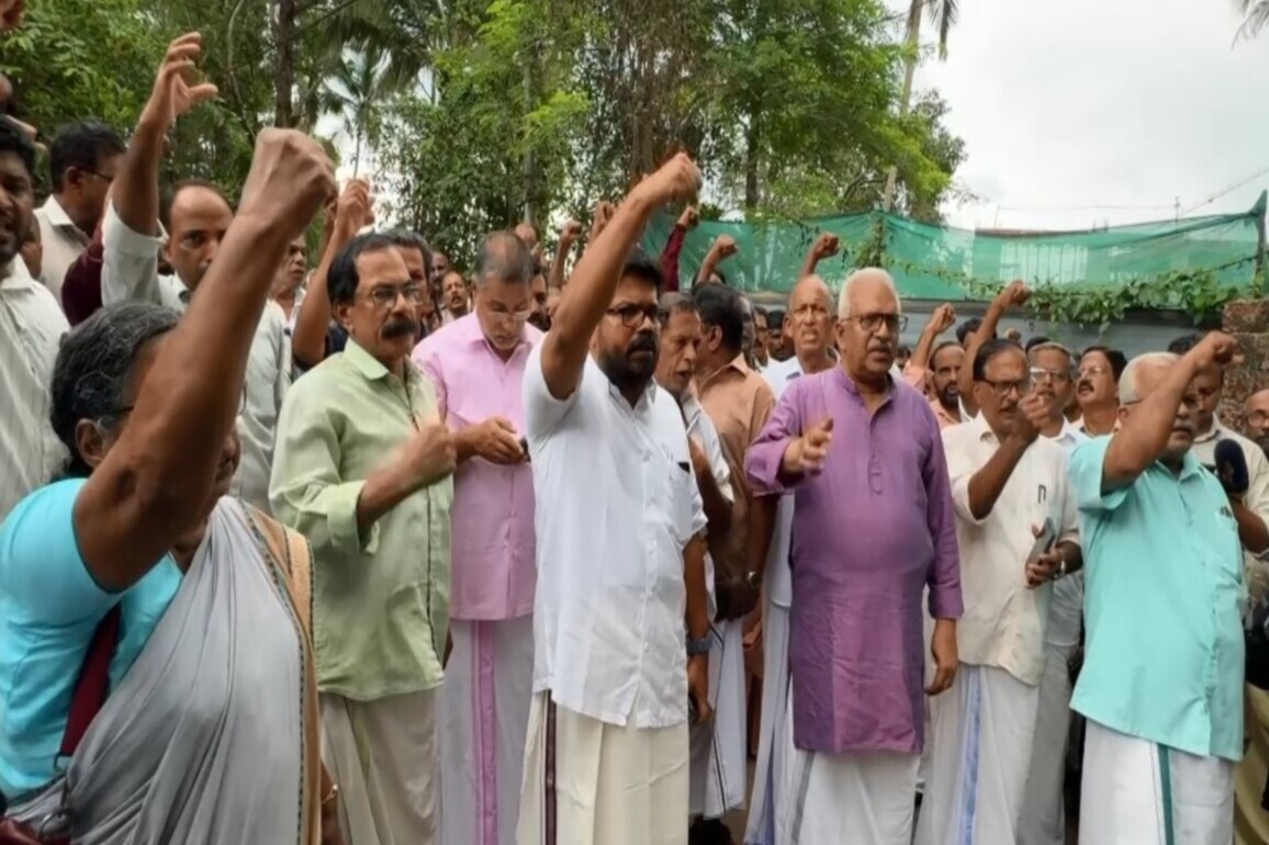 CPI(M) workers protest in Kannur following ED raid on Pinarayi Vijayan's residence