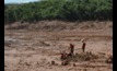 Bombeiros procuram vítimas após rompimento da barragem de Brumadinho (MG)