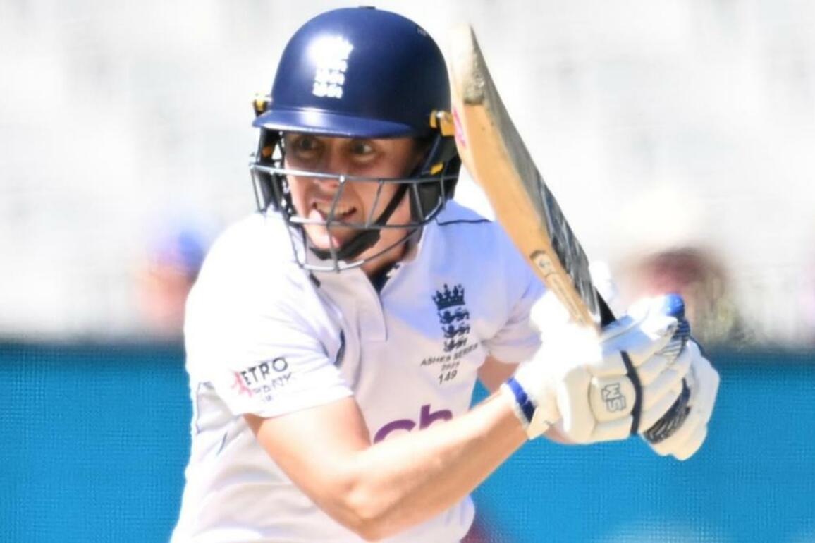 England seek new captain as Heather calls it a Knight