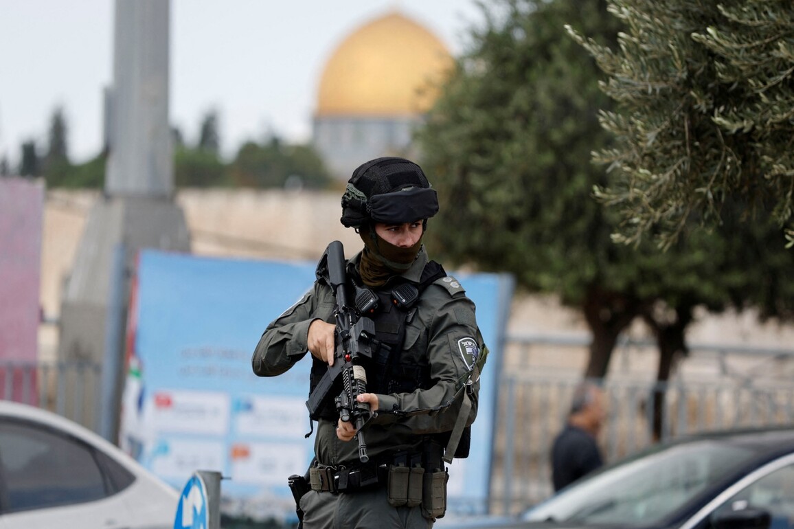 Security forces evacuating people from 'Tzur Misgavi' in Gush Etzion