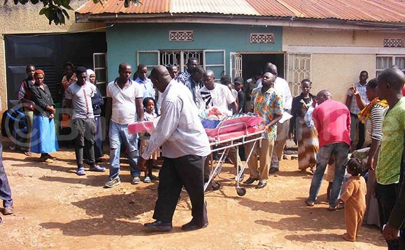 ABatuuze nga basitula omulamboi okuguggya mu nnyumba ABatuuze nga basitula omulamboi okuguggya mu nnyumba