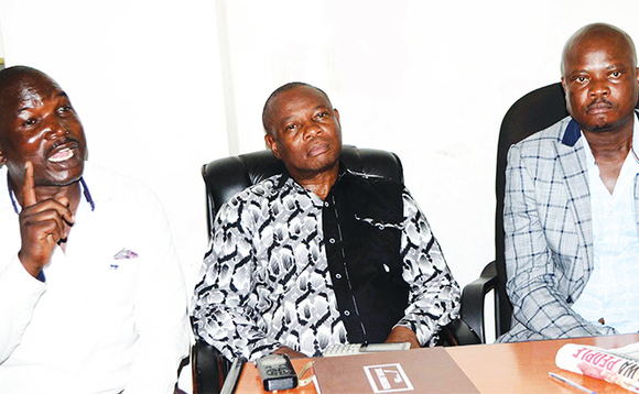 Okapi (ku kkono), Katumba ne Musajjalumbwa nga boo- gerako eri bannamawulire ku by’okudda kwa Ssematimba. Okapi (ku kkono), Katumba ne Musajjalumbwa nga boo- gerako eri bannamawulire ku by’okudda kwa Ssematimba.