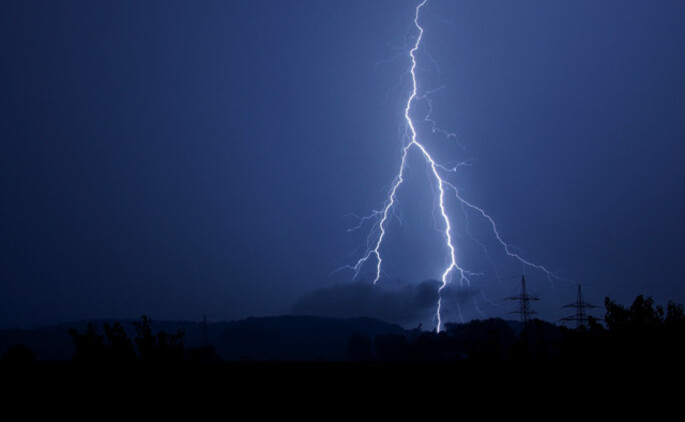 Studies have found that lighting strikes can have impacts on rocks akin to meteorite impacts. Photo: Public Domain / Earth Magazine