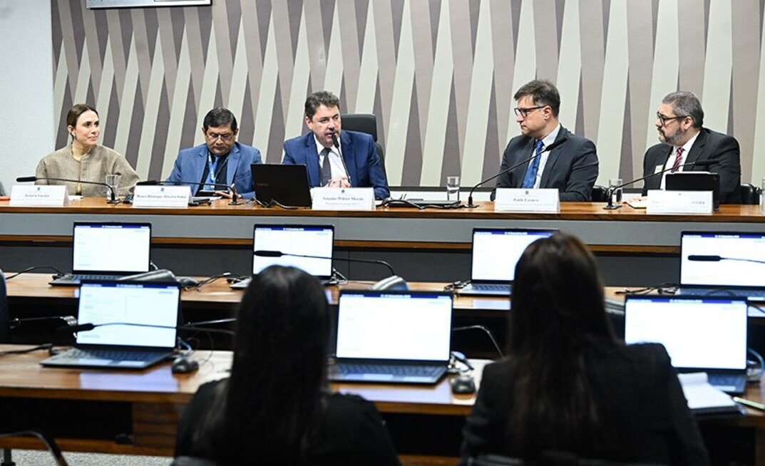 Relator do PL, senador Wilder Morais (ao centro) conduziu audiência