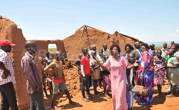 Omwana afiiridde mu nkuba e Lubya, amayumba n’amasomero gasigadde ku ttaka Omwana afiiridde mu nkuba e Lubya, amayumba n’amasomero gasigadde ku ttaka