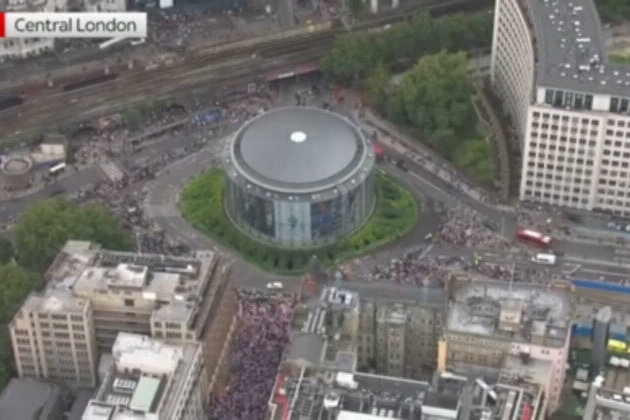 Thousands flood London streets in 'Unite the Kingdom' march (VIDEOS)