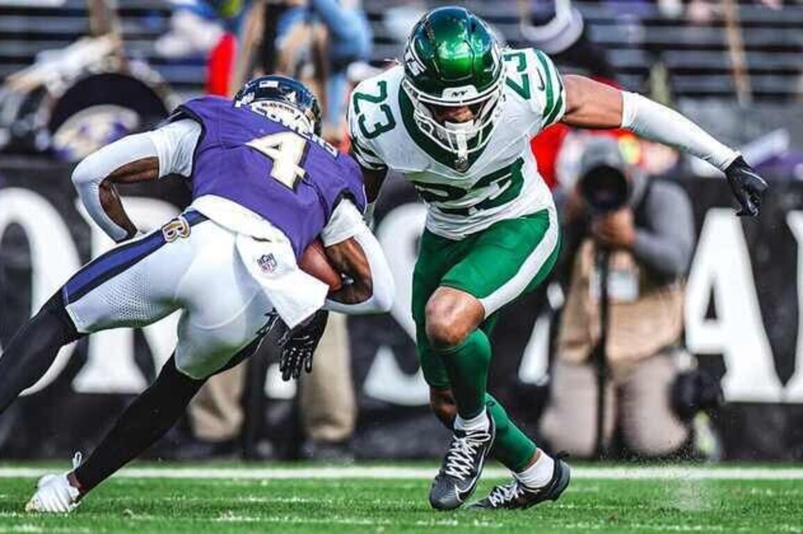 Azareye'h Thomas Continues to 'Be a Sponge' During Rookie Season