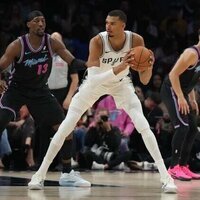 Spurs hammer Heat to stretch win streak to 6